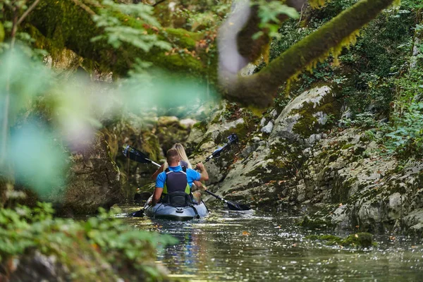 Jeune Couple Profitant Une Balade Kayak Idyllique Milieu Une Belle — Photo