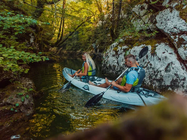 Genç Bir Çift Orman Yeşiliyle Çevrili Güzel Bir Nehrin Ortasında — Stok fotoğraf