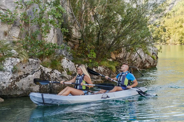 Gruppo Amici Che Divertono Divertirsi Fare Kayak Mentre Esplorano Fiume — Foto Stock