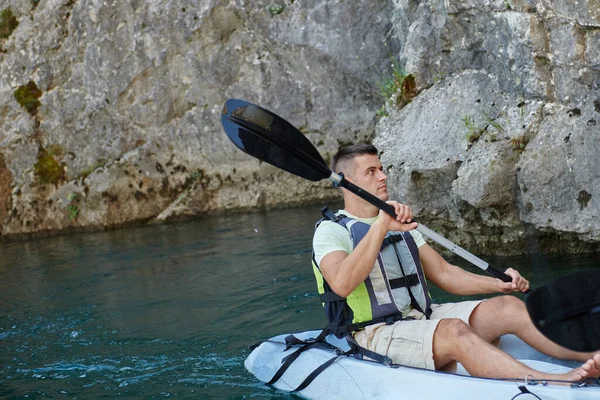 Jovem Caiaque Explorando Rio Rodeado Por Cenário Natural Impressionante Que — Fotografia de Stock