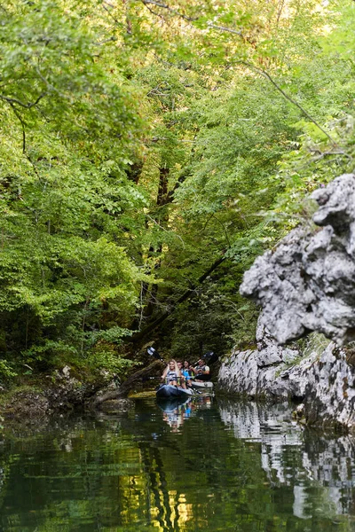 一对年轻夫妇在一条美丽的河流中享受着田园诗般的独木舟之旅 这条河流被茂密的绿叶环绕着 — 图库照片