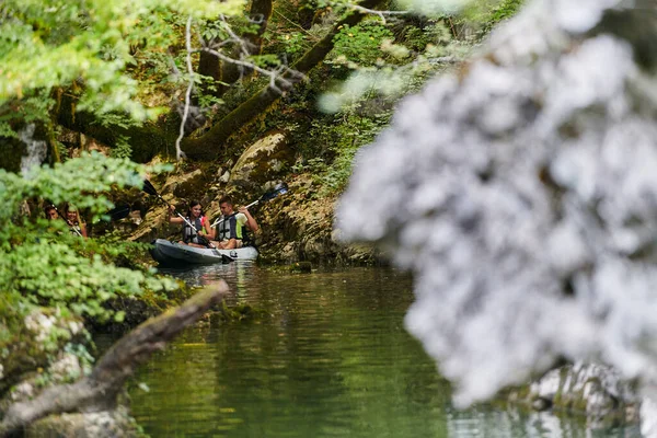 Una Joven Pareja Disfrutando Idílico Paseo Kayak Medio Hermoso Río —  Fotos de Stock