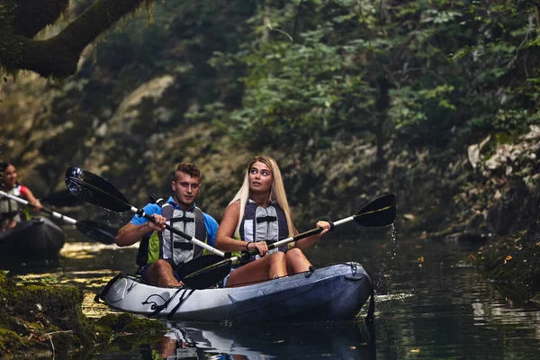 穏やかな川 周囲の森 大きな川の峡谷を探索しながら 楽しさとカヤックを楽しむ友人のグループ — ストック写真
