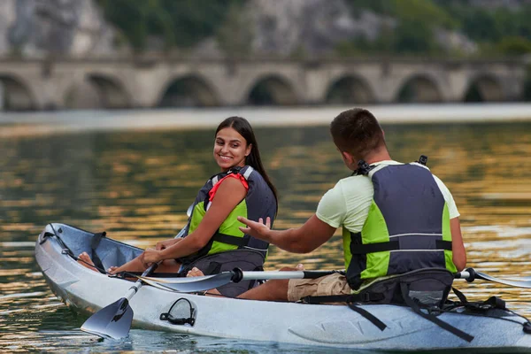 Młoda Para Ciesząca Się Idylliczną Przejażdżką Kajakiem Środku Pięknej Rzeki — Zdjęcie stockowe