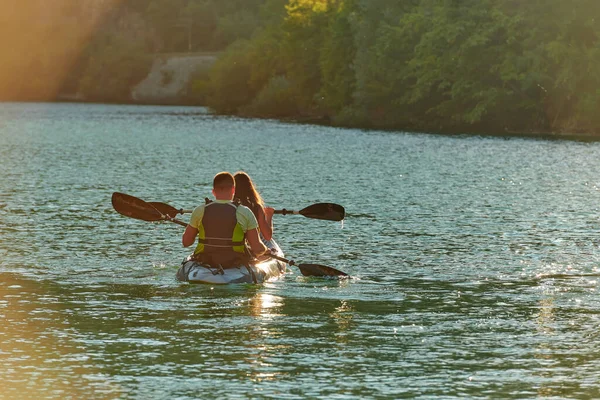 Jeune Couple Profitant Une Balade Idyllique Kayak Milieu Une Belle — Photo