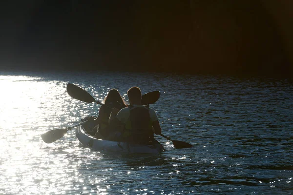 Młoda Para Ciesząca Się Idylliczną Przejażdżką Kajakiem Środku Pięknej Rzeki — Zdjęcie stockowe