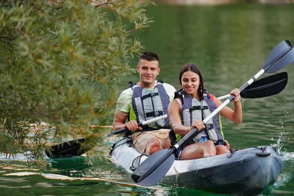 Una Joven Pareja Disfrutando Idílico Paseo Kayak Medio Hermoso Río — Foto de Stock