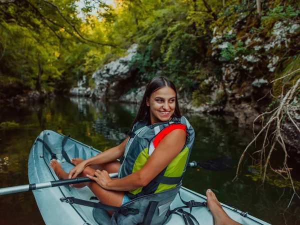 Una Mujer Sonriente Disfrutando Relajante Paseo Kayak Con Amigo Mientras — Foto de Stock