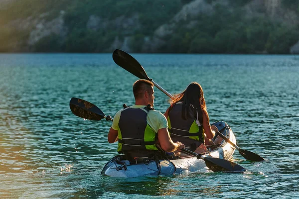 Jeune Couple Profitant Une Balade Idyllique Kayak Milieu Une Belle — Photo
