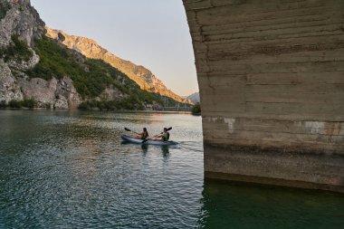 Bir grup arkadaş, sakin nehri, ormanı ve büyük doğal nehir kanyonlarını keşfederken eğleniyor ve kayak yapıyor.. 