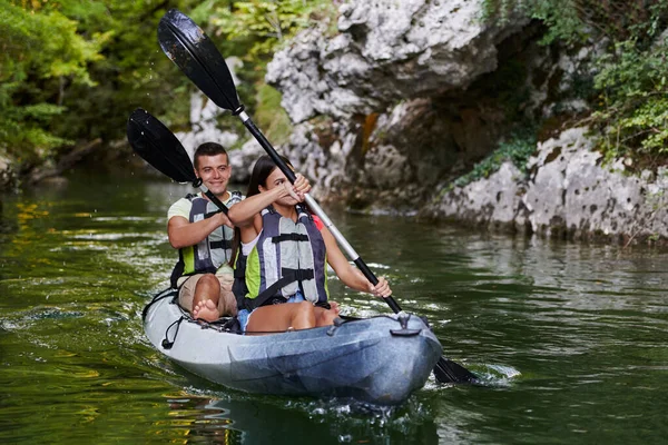 Una Joven Pareja Disfrutando Idílico Paseo Kayak Medio Hermoso Río —  Fotos de Stock