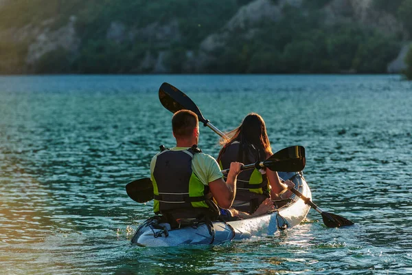 Una Joven Pareja Disfrutando Idílico Paseo Kayak Medio Hermoso Río — Foto de Stock