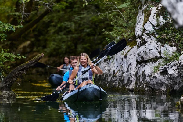 穏やかな川 周囲の森 大きな川の峡谷を探索しながら 楽しさとカヤックを楽しむ友人のグループ — ストック写真