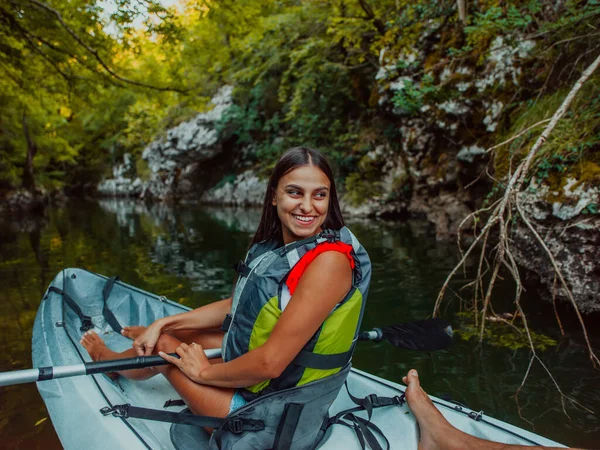 川の渓谷を探索しながら友人とリラックスしたカヤックに乗る笑顔の女性 — ストック写真