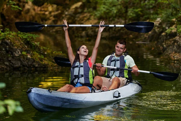 Jeune Couple Profitant Une Balade Kayak Idyllique Milieu Une Belle — Photo