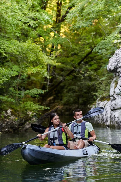 Young Couple Enjoying Idyllic Kayak Ride Middle Beautiful River Surrounded — Stock Photo, Image
