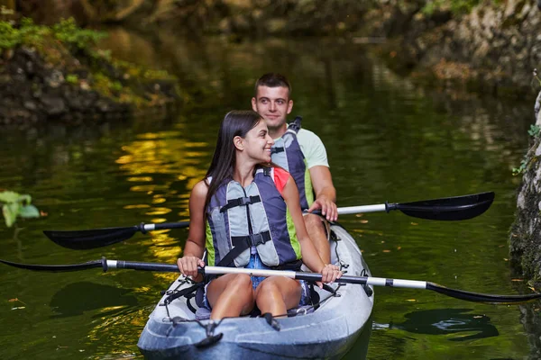 Una Giovane Coppia Che Gode Idilliaco Giro Kayak Nel Bel — Foto Stock