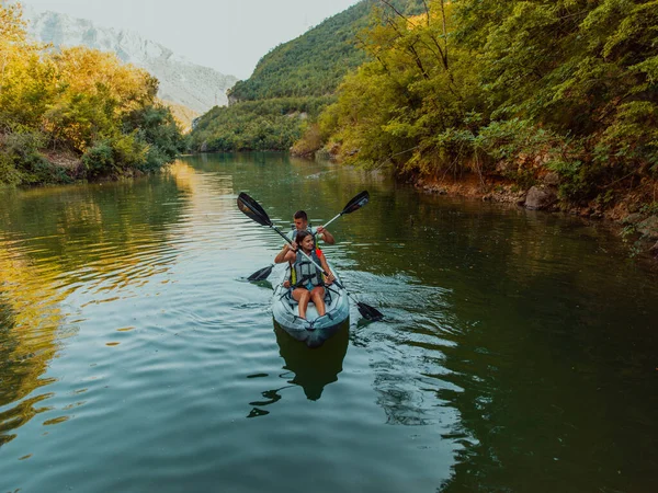 Група Друзів Насолоджується Розвагами Каяками Досліджуючи Спокійну Річку Навколишні Ліси — стокове фото