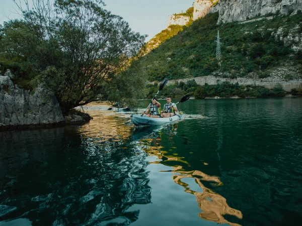 Grupa Przyjaciół Bawiących Się Dobrze Pływających Kajakiem Podczas Zwiedzania Spokojnej — Zdjęcie stockowe