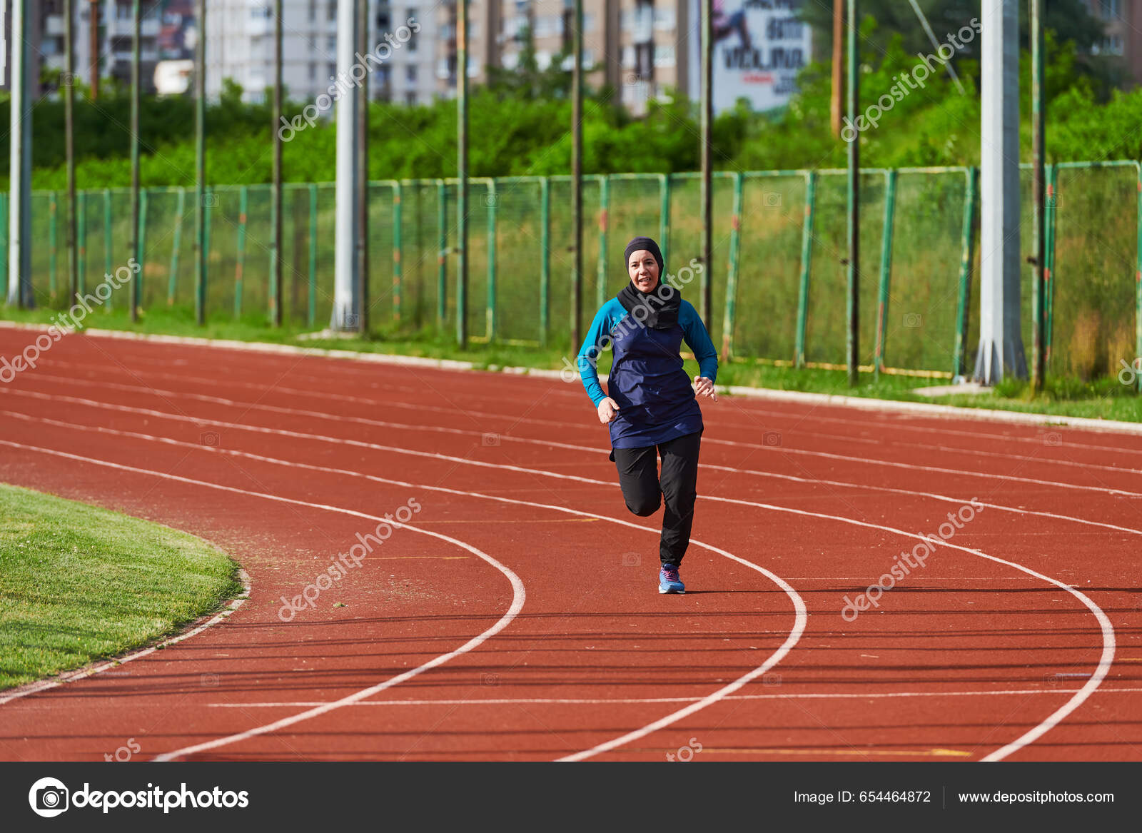 Muslimsk Kvinde Burqa Sport Muslimske Tøj Kører Maraton Kursus Forberede —  Stock-foto © .shock #654464872