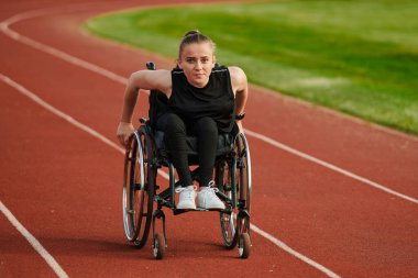 Engelli Olimpiyat Oyunları 'na hazırlanırken tekerlekli sandalye kullanan bir kadın. 