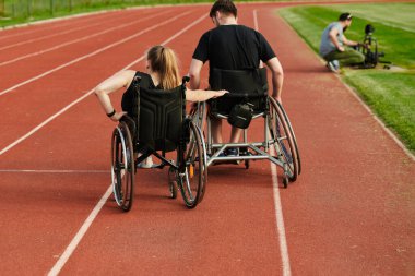 Engelli Olimpiyatları 'nın katılımcılarını maraton pistinde filme alan bir kameraman. Yüksek kalite fotoğraf