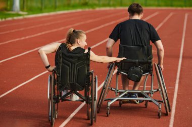 Engelli ve ilham verici bir çift, Engelli Olimpiyatları için birlikte antrenman yaparken inanılmaz kararlılıklarını ve güçlerini sergiliyorlar..