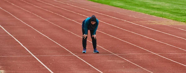 Muslimka Burce Sportovní Muslimské Oblečení Běží Maratonském Kurzu Připravuje Nadcházející — Stock fotografie