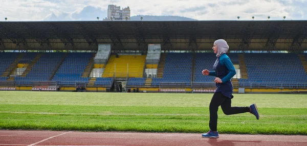 一名身穿布卡运动穆斯林服装的穆斯林女子在马拉松赛跑道上跑步 为即将到来的比赛做准备 — 图库照片