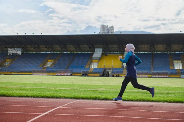 Мусульманська Жінка Спортивному Мусульманському Одязі Біжить Марафонському Курсі Готується Майбутніх — стокове фото