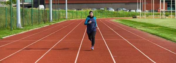Une Femme Musulmane Dans Burqa Sport Vêtements Musulmans Courir Sur — Photo
