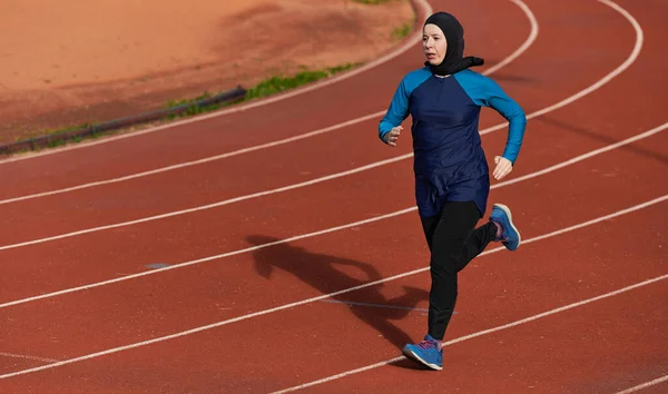 Een Moslimvrouw Een Boerka Sportmoslim Kleding Die Loopt Een Marathonbaan — Stockfoto