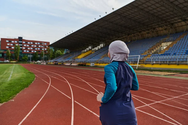 Een Moslimvrouw Een Boerka Sportmoslim Kleding Die Loopt Een Marathonbaan — Stockfoto