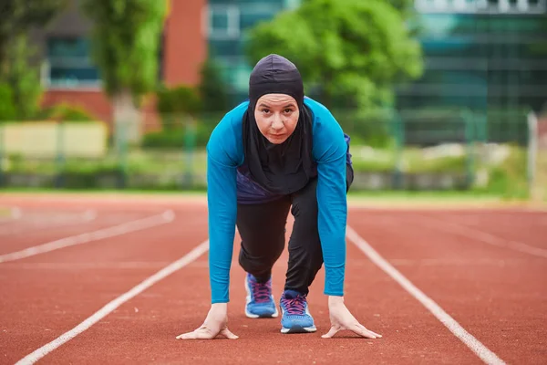 Moslimvrouw Boerka Sportieve Moslimkleren Startpositie Voor Hardlopen Hoge Kwaliteit Foto — Stockfoto
