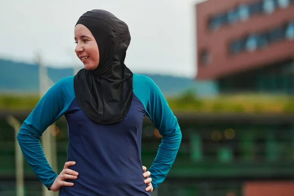 Muselman Kvinna Med Burqa Islamisk Sportskvinna Vilar Efter Kraftfull Träning — Stockfoto