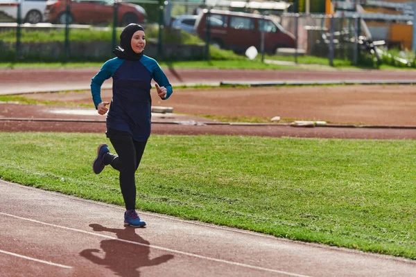 Egy Muszlim Burkában Sport Muszlim Ruhákban Maratoni Pályán Felkészülve Közelgő — Stock Fotó
