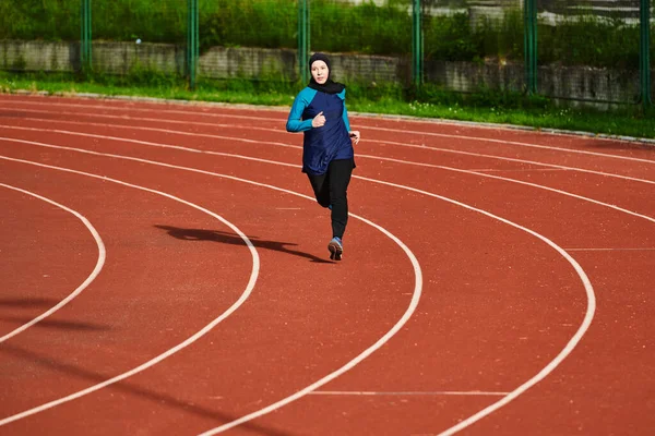 Muslimsk Kvinna Burqa Sport Muslimska Kläder Körs Maraton Kurs Och — Stockfoto