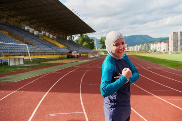 Een Hijab Vrouw Een Boerka Tonen Haar Vrijmoedigheid Door Het — Stockfoto