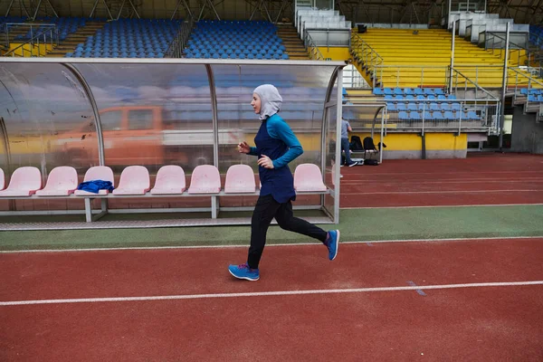 Femeie Musulmană Într Burqa Sport Haine Musulmane Care Rulează Curs — Fotografie, imagine de stoc