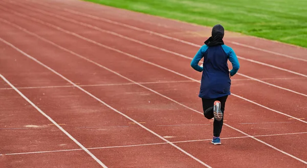 Muslimsk Kvinde Burqa Sport Muslimske Tøj Kører Maraton Kursus Forberede - Stock-foto