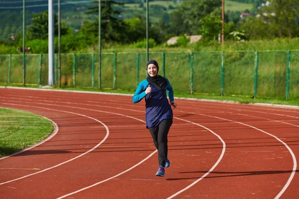 Çarşaf Giymiş Müslüman Bir Kadın Spor Kıyafetleriyle Maraton Koşuyor Yaklaşan — Stok fotoğraf