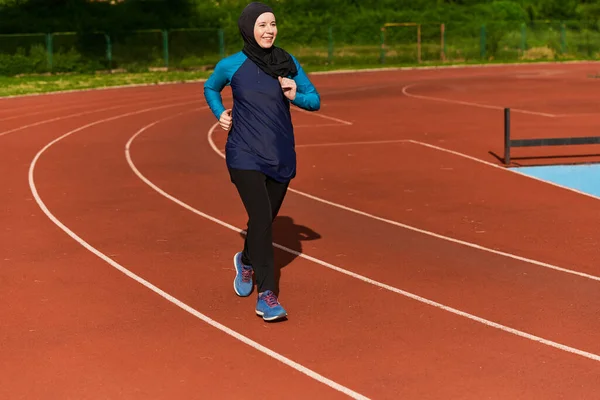 Μια Μουσουλμάνα Γυναίκα Σπορ Μουσουλμανικά Ρούχα Που Τρέχει Μαραθώνιο Και — Φωτογραφία Αρχείου