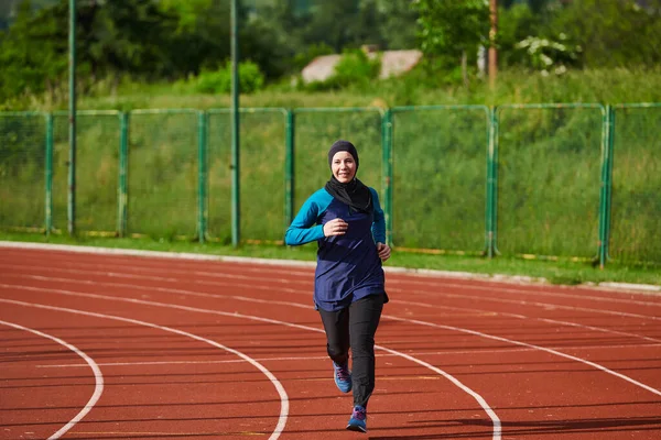 Muslimsk Kvinna Burqa Sport Muslimska Kläder Körs Maraton Kurs Och — Stockfoto