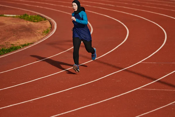 Eine Muslimische Frau Burka Und Muslimischer Kleidung Läuft Auf Einer — Stockfoto