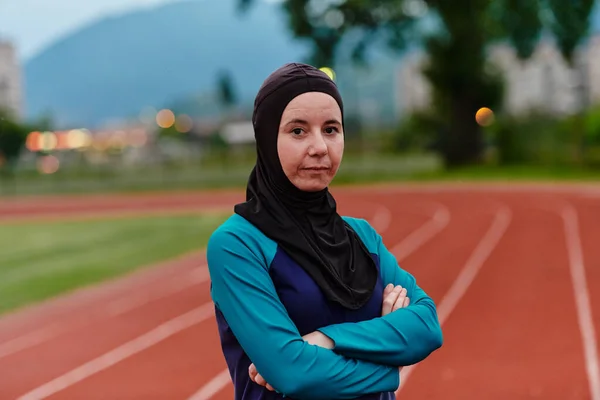 Een Moslimvrouw Met Een Boerka Een Islamitische Sportvrouw Die Rust — Stockfoto