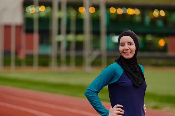 Een Moslimvrouw Met Een Boerka Een Islamitische Sportvrouw Die Rust — Stockfoto