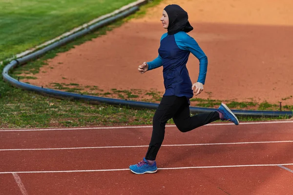 Μια Μουσουλμάνα Γυναίκα Σπορ Μουσουλμανικά Ρούχα Που Τρέχει Μαραθώνιο Και — Φωτογραφία Αρχείου