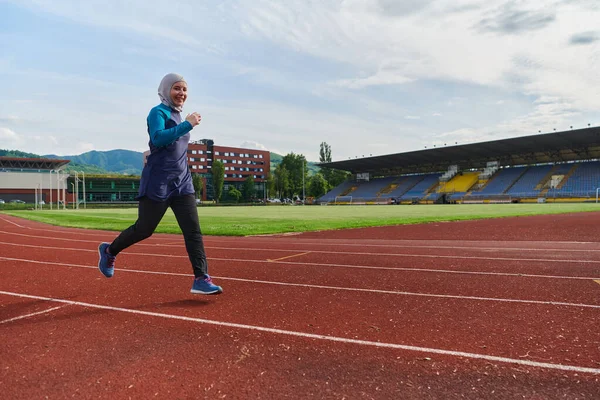 Muslimsk Kvinne Burka Muslim Løper Maratonkurs Forbereder Seg Kommende Konkurranser – stockfoto