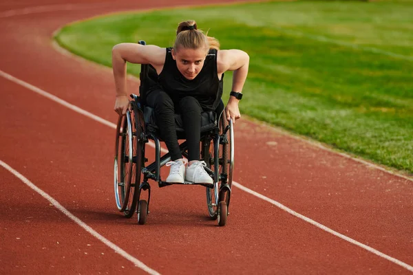 Žena Postižením Řídit Invalidní Vozík Trati Při Přípravě Paralympijské Hry — Stock fotografie