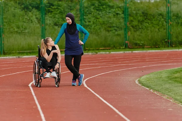 Мусульманская Женщина Парандже Отдыхает Женщиной Инвалидом После Тяжелой Тренировки Марафоне — стоковое фото